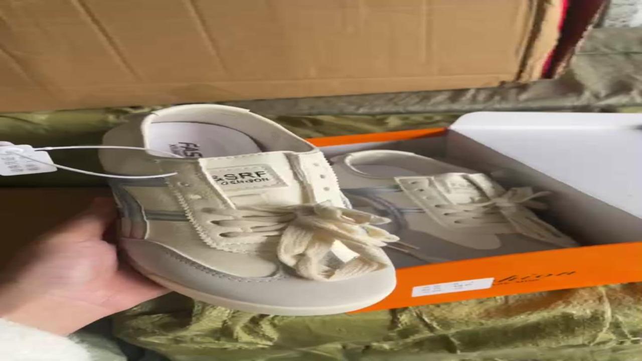 Giày thể thao đế bệt viền hồng bạc