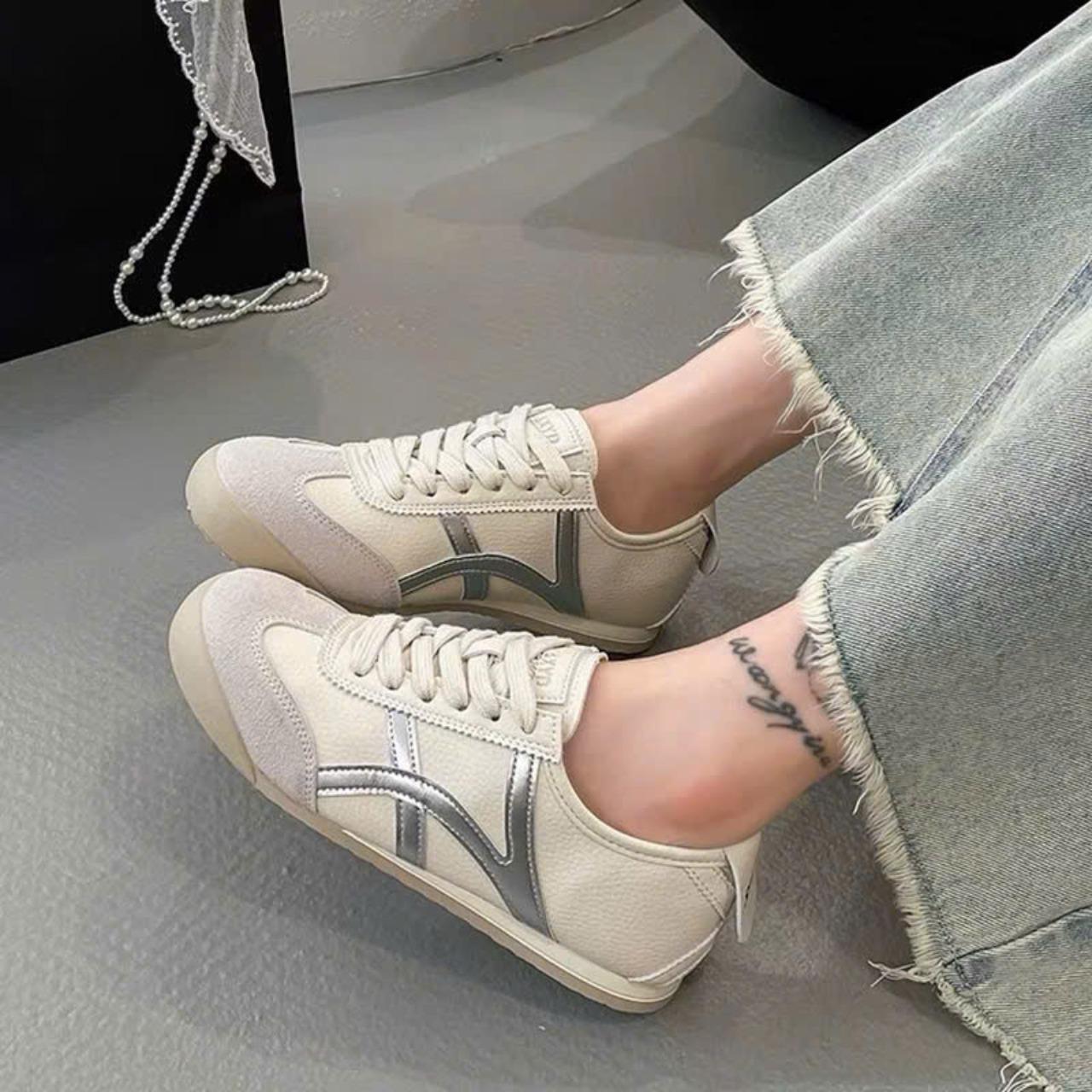 Giày thể thao đế bệt